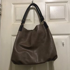 No brand spacey purse! Great quality no flaws.